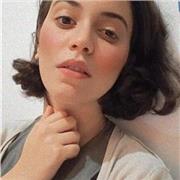 Soy bailarina y profesora de danza y me dedico a la investigación del cuerpo. La danza creativa permite conocernos en las infinitas posibilidades que tiene el cuerpo de expresarse, de jugar, sentir y danzar. Unido a eso, viajamos a lo interno e individual